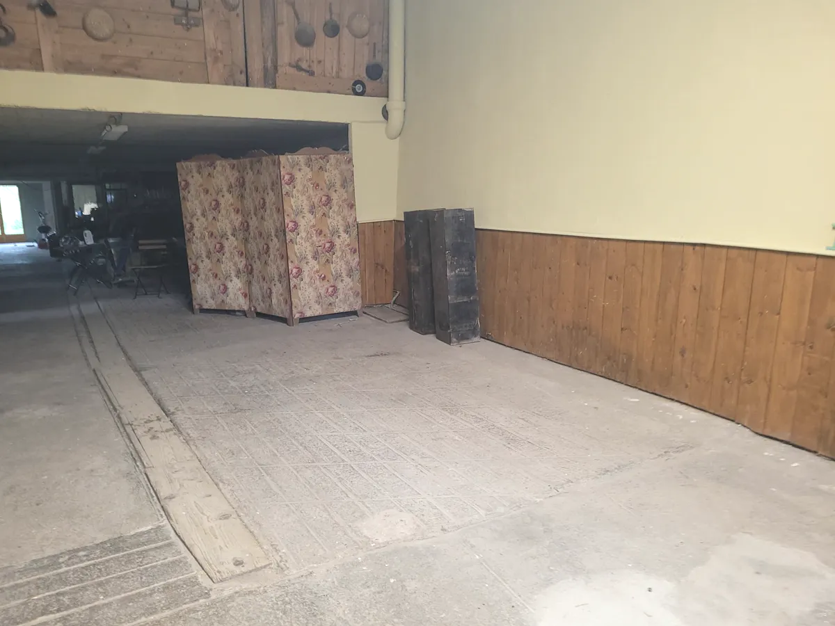 Garage fermé de Maison Coeurdacier, à Monthureux-sur-Saône, avec de la place pour une moto et des vélos