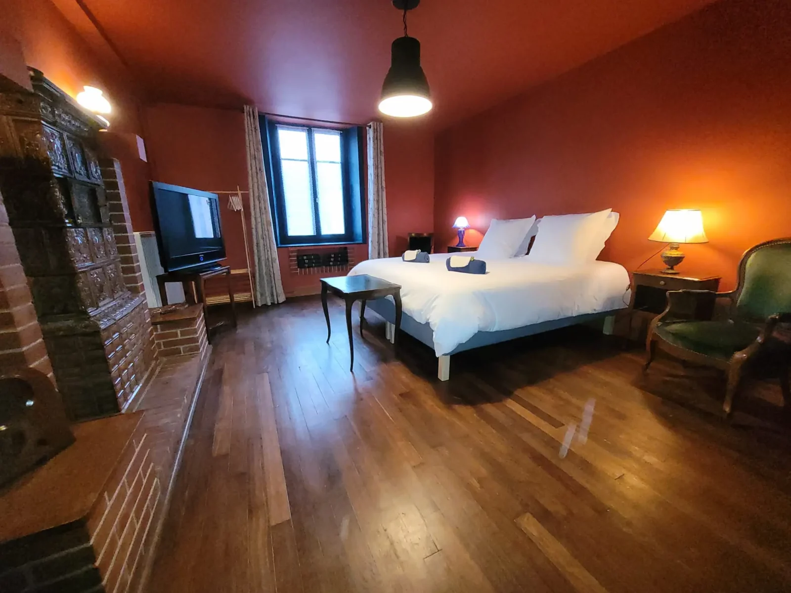 Chambre de plein pied Maison Cœurdacier Monthureux‑sur‑Saône Vosges — grand lit, fauteuils et décoration chaleureuse.