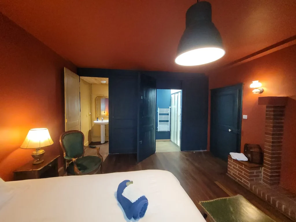 Chambre Maria Maison Cœurdacier Monthureux‑sur‑Saône Vosges — lit double, salle de bain privative et mobilier vintage.