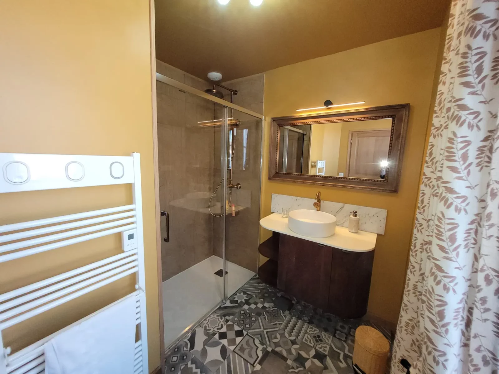 Salle de bain de la chambre Théophile à Maison Cœurdacier, douche à l’italienne, vasque ronde et carrelage graphique.