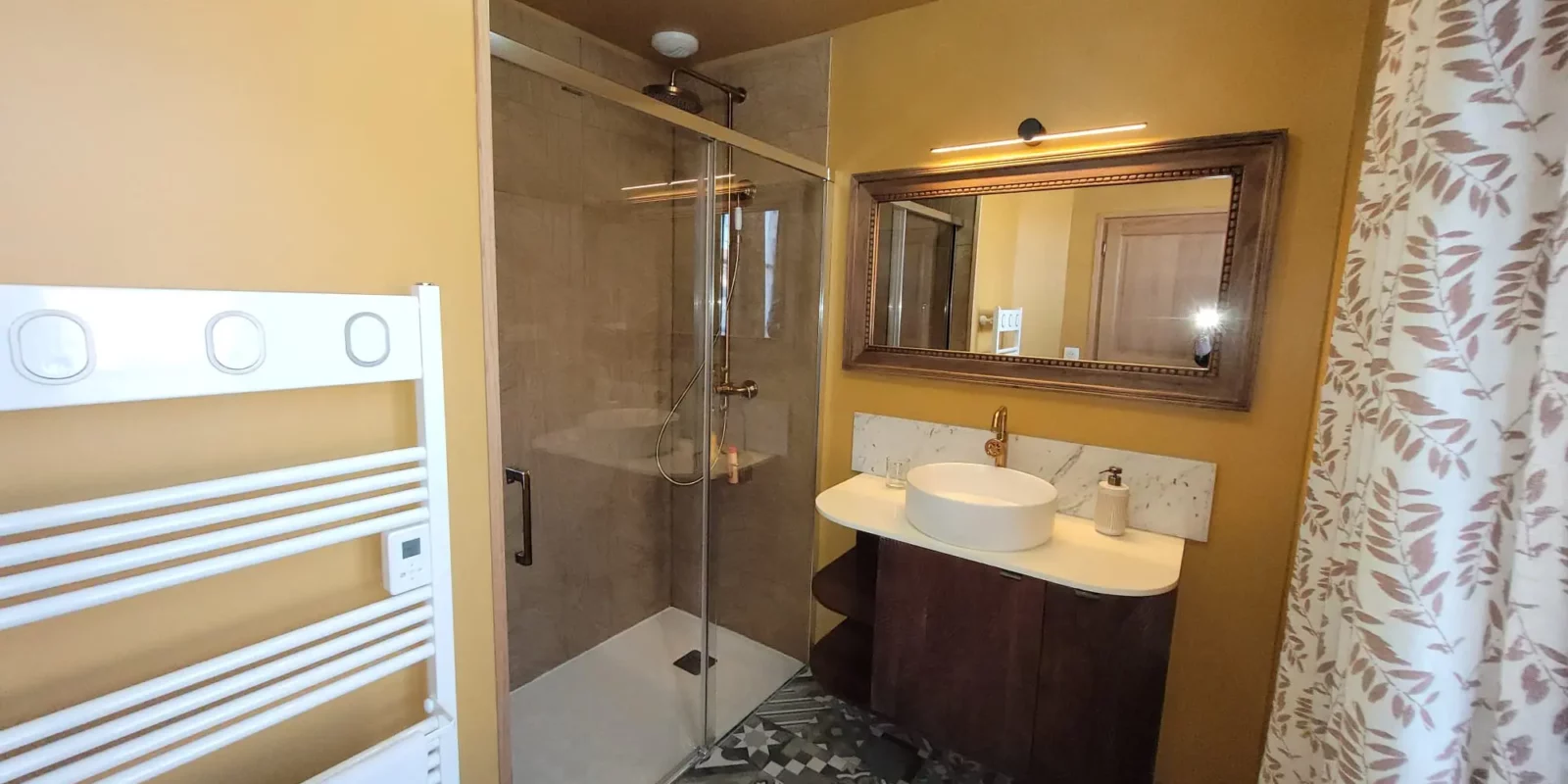 Salle de bain de la chambre Théophile à Maison Cœurdacier, douche à l’italienne, vasque ronde et carrelage graphique.