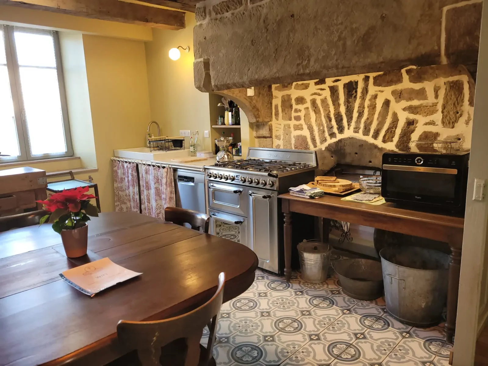 Intérieur de cuisine d’époque Maison Coeurdacier, séjour touristique Vosges