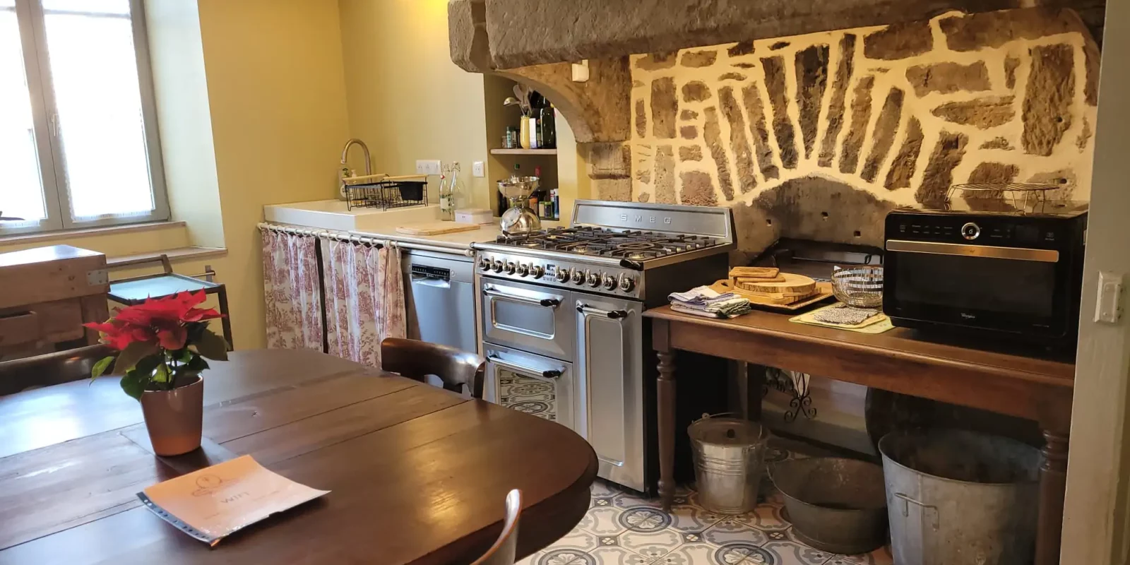 Intérieur de cuisine d’époque Maison Coeurdacier, séjour touristique Vosges