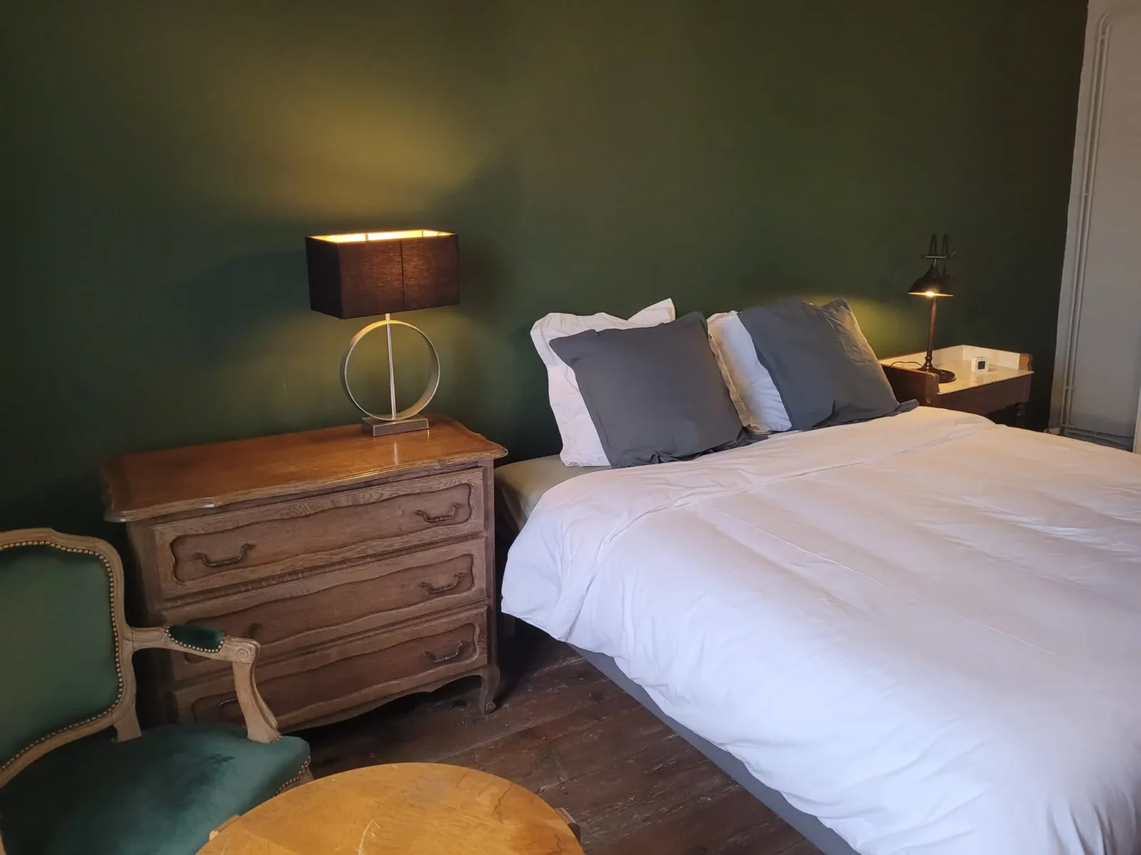 Chambre des Marchands — lit confortable et ambiance chaleureuse.