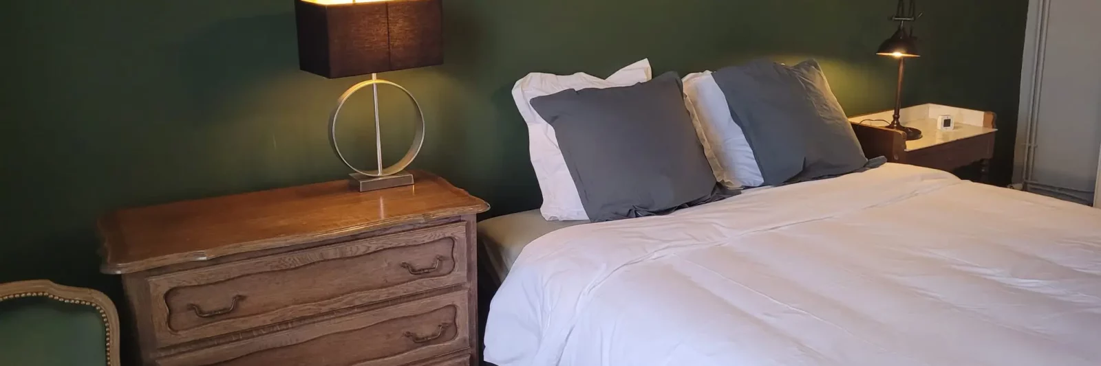 Chambre des Marchands — lit confortable et ambiance chaleureuse.