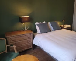 Chambre des Marchands — lit confortable et ambiance chaleureuse.