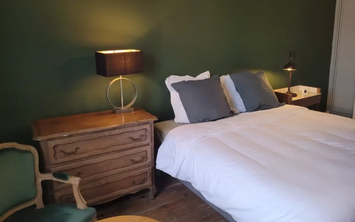 Chambre des Marchands — lit confortable et ambiance chaleureuse.