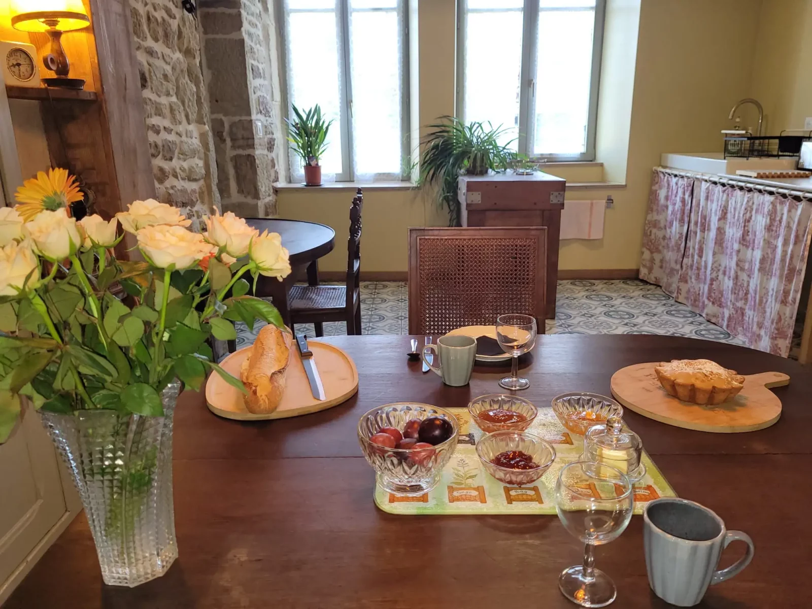 Intérieur de cuisine d’époque Maison Coeurdacier, séjour touristique Vosges