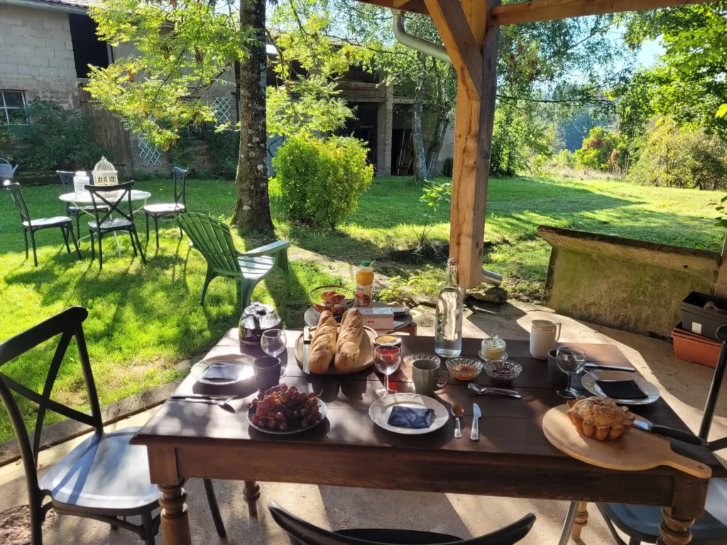Petit‑déjeuner en plein air chambre d’hôtes Maison Coeurdacier