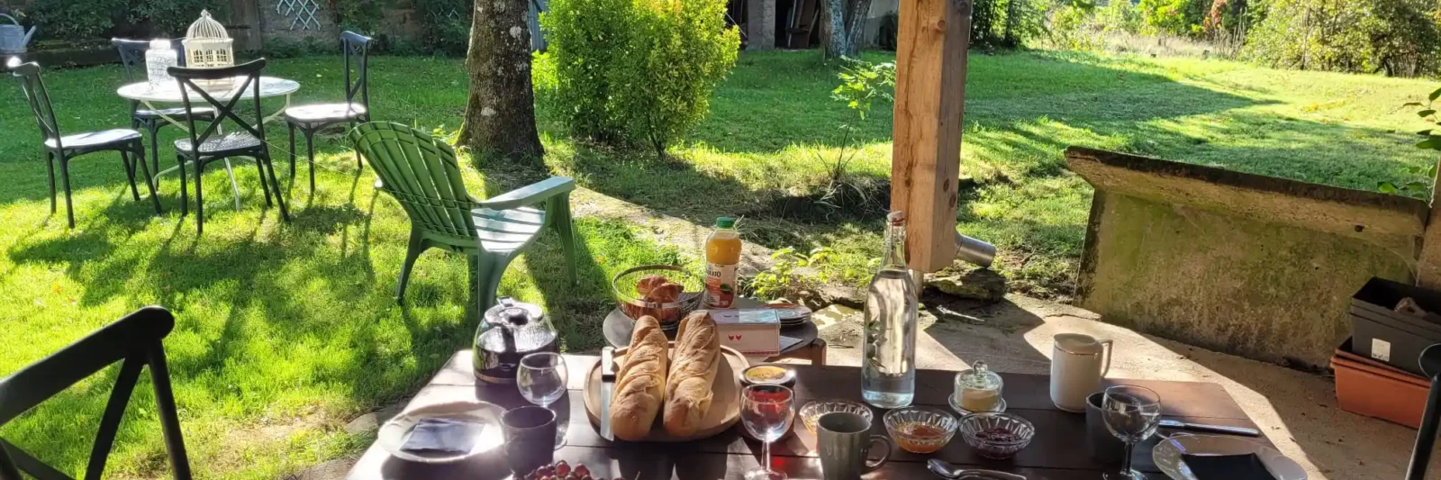 Petit‑déjeuner en plein air chambre d’hôtes Maison Coeurdacier