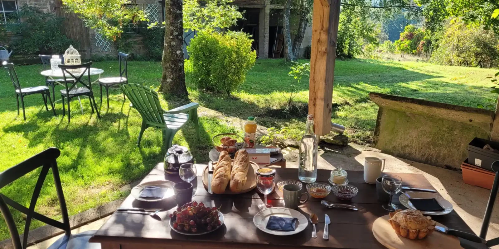 Petit‑déjeuner en plein air chambre d’hôtes Maison Coeurdacier