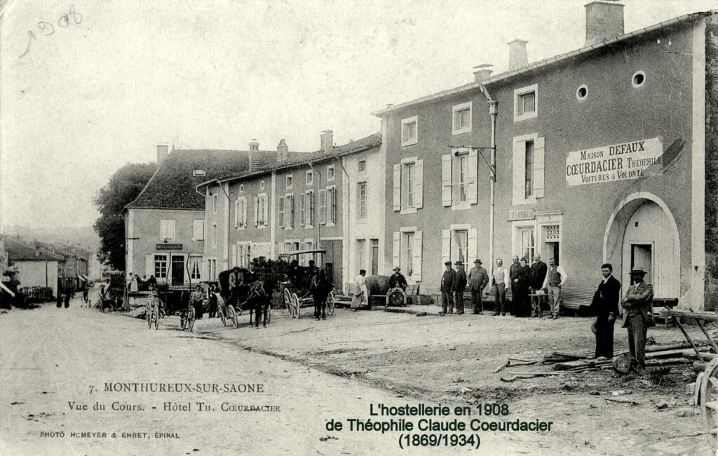 Oude ansichtkaart uit 1908 met het hotel Coeurdacier en koetsen die in de straat staan, in Monthureux-sur-Saône