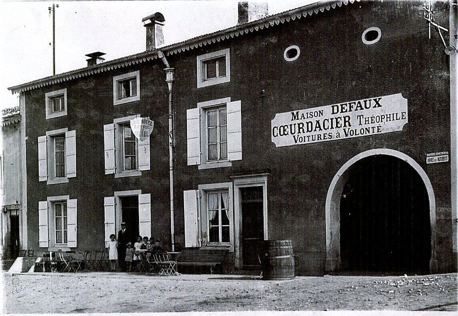 Maison Coeurdacier rond 1934, met het uithangbord « Voitures à volonté » op de gevel