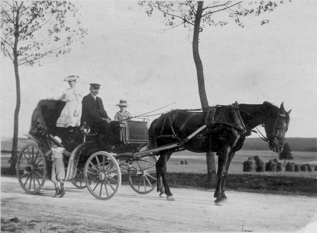 Théophile Coeurdacier en zijn paardenkoets, een victoria, in 1906, met een vrouw en twee kinderen